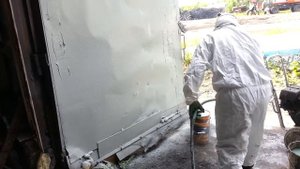 Процесс нанесения на ворота аппаратом безвоздушного нанесения универсальной полимерной мастики маги