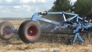 Трактор John Deere 8335R с дисковой бороной Lemken Rubin 9 на Уборочной 2020