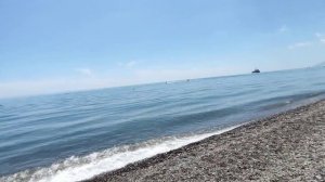 Пляж в Солнечногорском 12 июня. Крым. Вода холодная, ледяная. Купаться не возможно, но зато чистая.