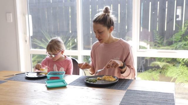 Выходной без папы, аэропорт, прогулка, рецепты и что ест дочка? | VLOG #3 смотреть онлайн