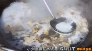 【陕北霞姐】好朋友来做客，霞姐买半只羊晾风干肉，做她最爱的“羊肉饸饹”招待，大口吸溜真过瘾！