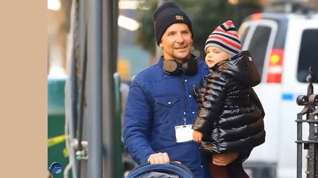Брэдли Купер со стильно одетой дочерью на руках прогулялся по улицам НьюЙорка