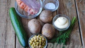 Салат с ветчиной и зелёным горошком