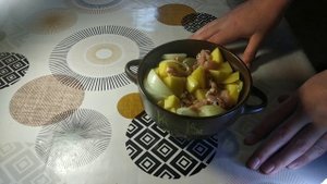 ОЧЕНЬ ВКУСНАЯ КАРТОШКА С МЯСОМ В ГОРШКЕ!