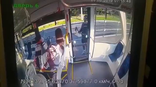 Мужчина топором разбил стеклянную дверь в автобусе смотреть онлайн