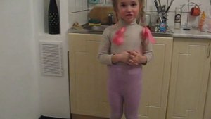 4-летняя Настя поет песню "На горе колхоз"