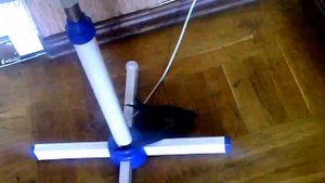 Кот поймал на лету ласточку сидя на балконе!