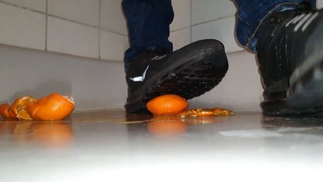Stomping mandarins with Nike air Waffle Skin смотреть онлайн