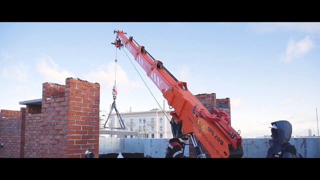 Монтаж бетонных блоков на крыше 20-го этажа в ЖК Ренессанс в Санкт-Петербурге.mp4