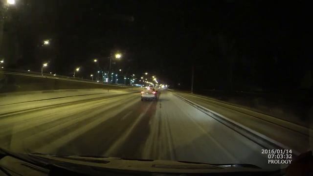 Экстренное торможение с ABS на снегу | Предаварийная ситуация | Динамические стоп-сигналы смотреть онлайн