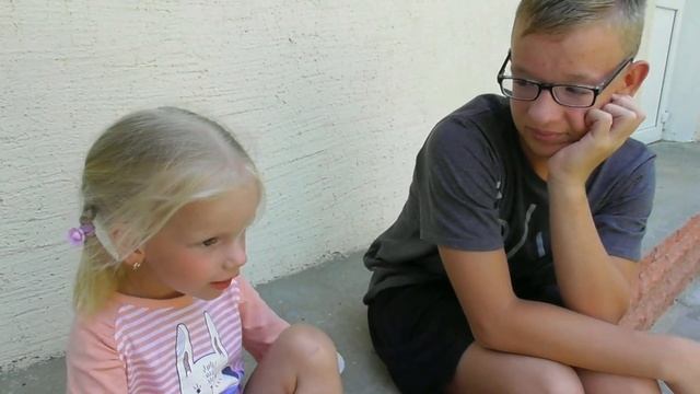 ? МОРСКИЕ ОБИТАТЕЛИ?КОГО ПОЙМАЛИ В МОРЕ КАТЯ С САШЕЙ???? смотреть онлайн