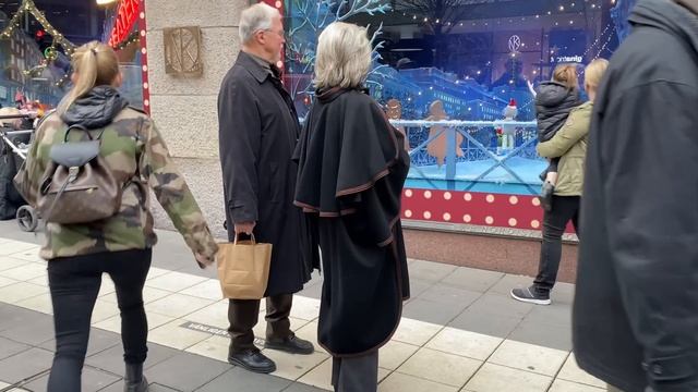 Стрит стайл/ Что носят зимой в Стокгольме/ Зимние образы 2021/ Рождественские витрины в NK
