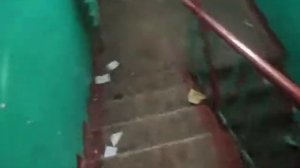 очень грязный подъезд