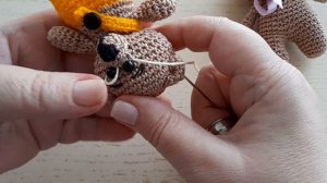 Делаем бровки вязаным игрушкам Мишкам-братишкам