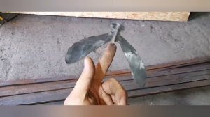 Парящая птица из металла.