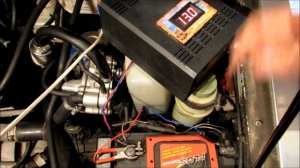 При зарядке акб клеммы не снимаю, пробки не выкручиваю.