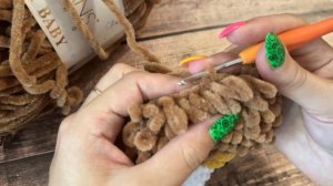 Вытянутые петли через большой палец и убавки. Грива.