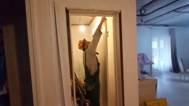 Вот что значит жить в недостроенном доме. Дышать нечем. Установка дверей. День первый
