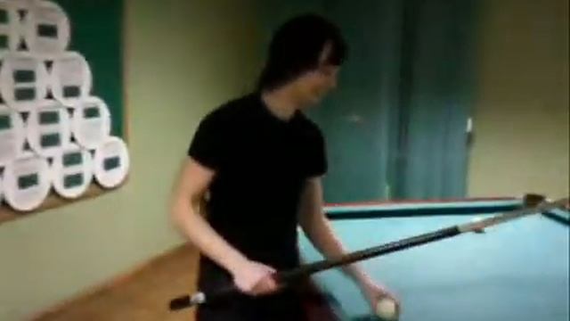 Офигенные трюки на бильярдном столе!!!!! супер видео!.wmv смотреть онлайн