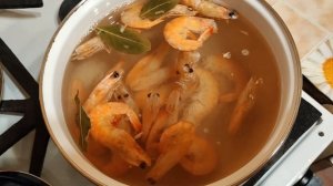 Как варить креветки в кастрюле ?