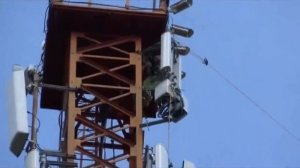 подъем лебедкой и монтаж трубостойки с панельными антеннами