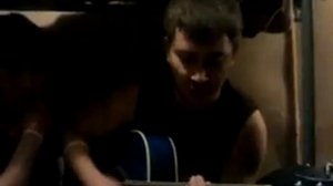 бомбовая песня , зэк играет на гитаре