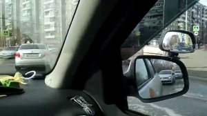 Поворот налево на регулируемом смещенном перекрестке