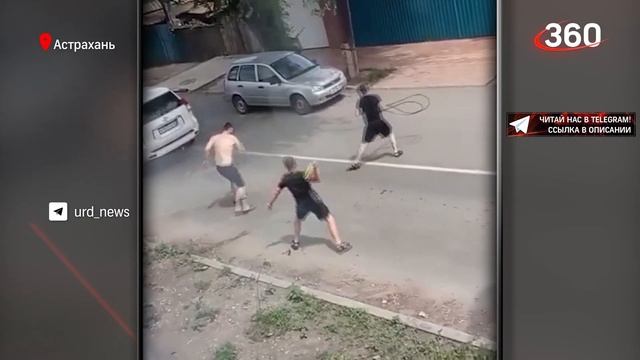 С кабелем против ножа: полуголого водителя Тойоты закидали камнями в Астрахани
