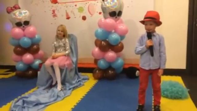 Мальчик поет. Дети поют. Детские песни. Детский праздник.