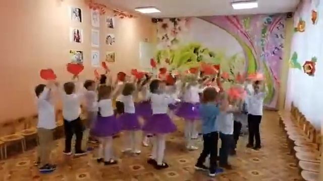 Танец в старшей группе "Мамино сердце "