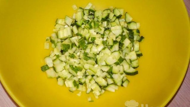 Вкусный салат со свежим и соленым огурцом