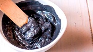 Черная маска из активированного угля от прыщей и акне