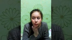 Девочка перед камерой розказывает о себе
