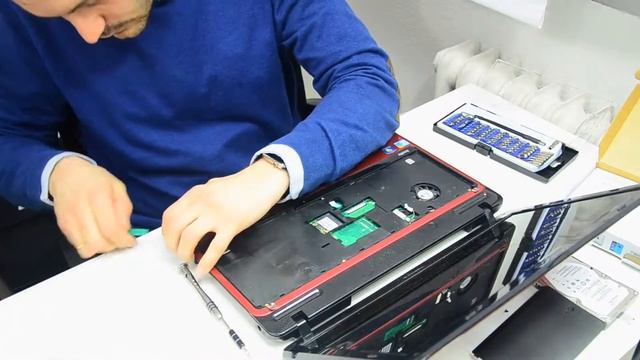 Toshiba Satellite L655 -128 Desmontaje y Cambiar DC Power смотреть онлайн