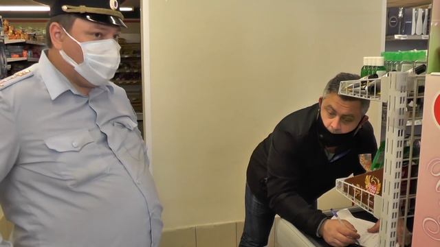 Полицейский оформляет Пятерку на ул. Савушкина за детский просрок.