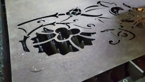 Резка узоров лазером на крашенном металле.
