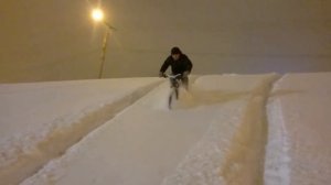 Зимой с горы на велосипеде