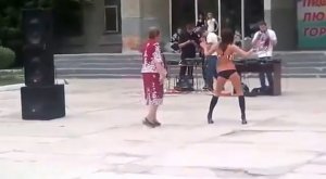 Танец девушки из гоу гоу  против бабушки :)