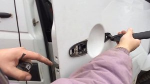 Как снять ручку двери Mercedes Sprinter W906