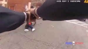 В США негр с ножом повалил девушку на землю, но тут вмешался полицейский и всадил всю обойму в негр