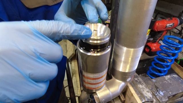 SUZUKI DRZ ЧАСТЬ 3. ОБСЛУЖИВАЕМ ЗАДНИЙ АМОРТИЗАТОР. смотреть онлайн