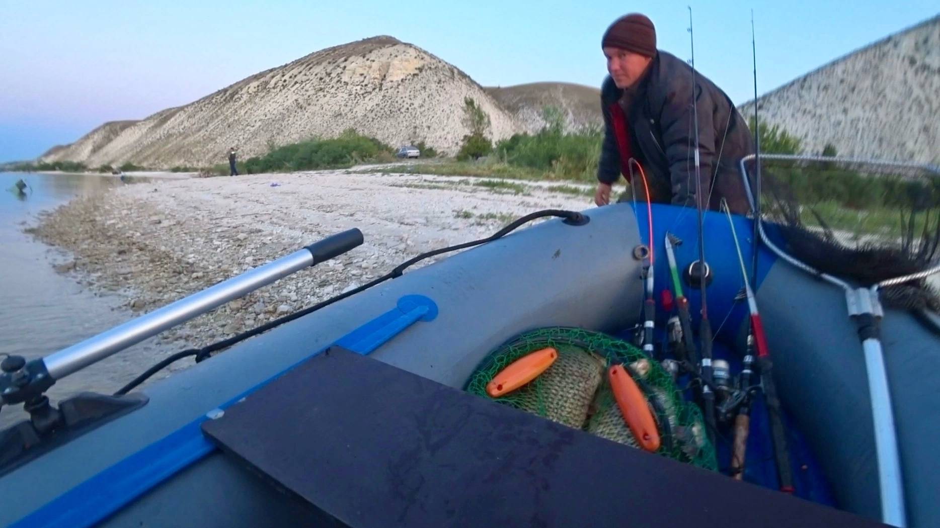 САЗАН УТЯГИВАЕТ УДОЧКИ ИЗ ЛОДКИ рыбалка на дону на сазана смотреть онлайн