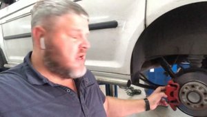 Volkswagen Caddy.Ремонт суппортов.mp4