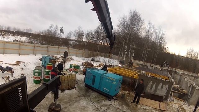 Погрузка дизельгенератора Airman манипулятором HMF 4720 смотреть онлайн