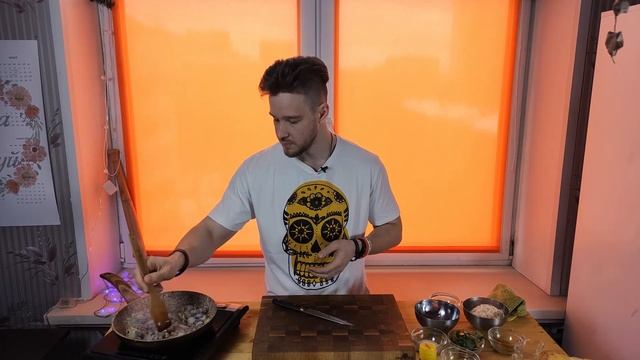 Запекаем креветки прямо в ананасе.