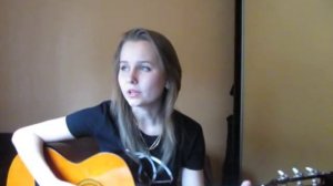 Девушка  поёт и играет на гитаре песню "Скрипач".