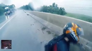 упал с мотоцикла с девушкой