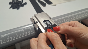 Как одеть бегунок на молнию. Быстро с помощью приспособления. Вилкой дольше и сложнее.