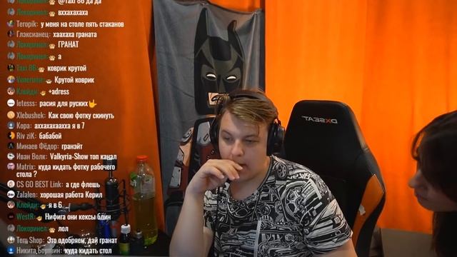 Пятёрка Смотрит Рабочие Столы Своих Подписчиков