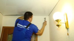 Натяжные потолки в коридоре